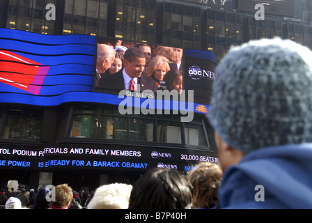 Tausende von Menschen versammeln sich auf dem Times Square in New York auf Dienstag, 20. Januar 2009, die Amtseinführung von Barack Obama zu sehen Stockfoto