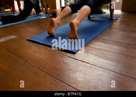 Astanga Yoga - Großaufnahme der Füße auf Yoga-Matte Stockfoto