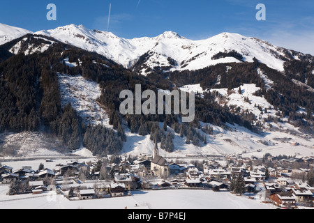 Alpine Skigebiet in den österreichischen Alpen mit Schnee im Rauriser Sonnen-Tal und auf die Sonniblick Berge im Winter. Rauris Österreich Stockfoto