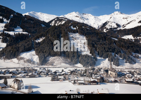 Rauris Österreich Alpine Skigebiet in den österreichischen Alpen mit Schnee im Rauriser Sonnen-Tal und auf die Sonniblick Berge im winter Stockfoto