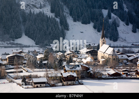 Rauris Österreich Europa Alpine Village und Kirche in den österreichischen Alpen mit Schnee im Rauriser Sonnen Tal im winter Stockfoto