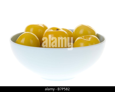 Schale mit frischem gesunden Mirabellen Isoliert gegen einen weißen Hintergrund mit keine Menschen und einen Freistellungspfad Stockfoto