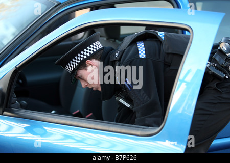 Grampian Polizist aus Aberdeen, Schottland, UK, trainiert, um ein Auto für Drogen Beweise suchen Stockfoto