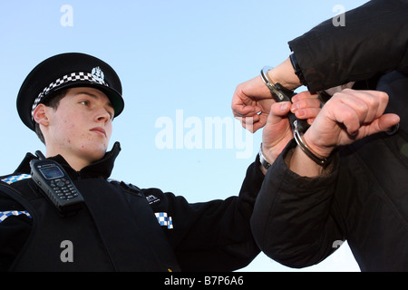 Grampian Polizist aus Aberdeen, Schottland, UK, Züge, ein Verdächtiger in Handschellen zu legen Stockfoto