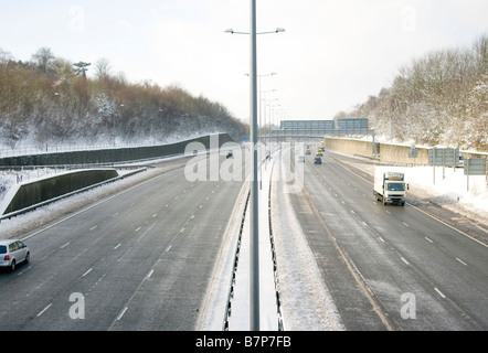 Frei fließende und fast leeren M25 Autobahn nach knirschte frei von Schnee Biss auf der Suche nach Westen von Junction 8 in Surrey Stockfoto