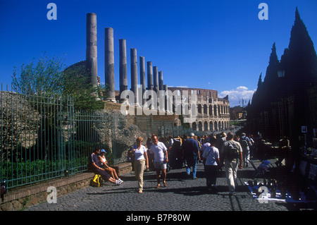 Rom - Blick auf das Kolosseum von der Titus-Bogen auf dem Weg dem antiken Forum Romanum Stockfoto