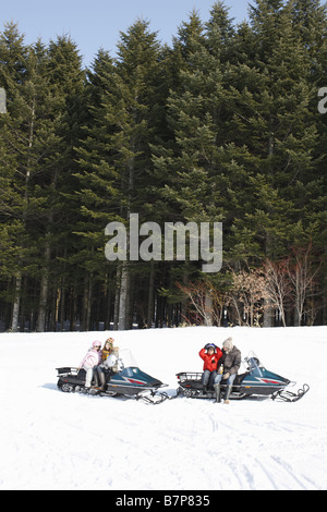 Familie Reiten auf Motorschlitten Stockfoto