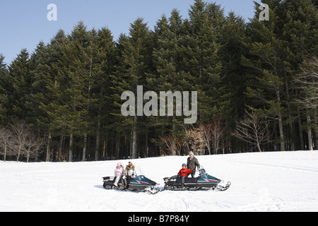 Familie Reiten auf Motorschlitten Stockfoto