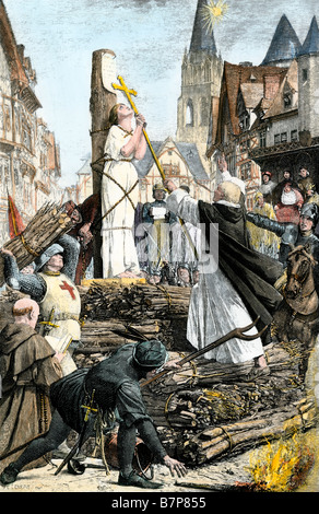 Jeanne d'Arc auf dem Scheiterhaufen verbrannt für Hexerei und Ketzerei in Rouen, Frankreich 1431. Hand - farbige Holzschnitt Stockfoto