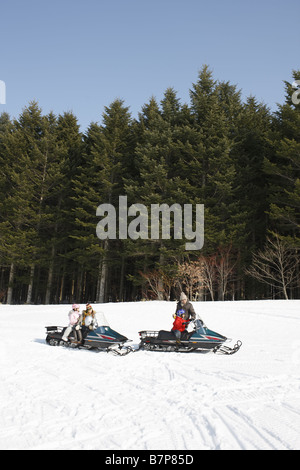 Familie Reiten auf Motorschlitten Stockfoto