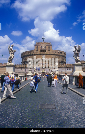 Rom - Blick auf Castel Sant'Angelo von Ponte Sant'Angelo, einer Brücke über den Tiber Stockfoto