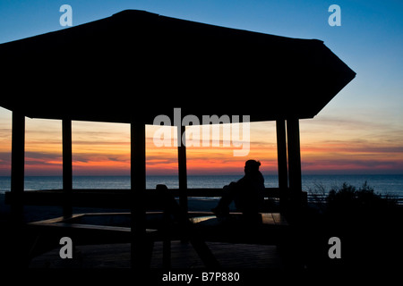 Silhouette einer Frau in Pavillon Blick auf den Sonnenuntergang Model Release verfügbar Stockfoto