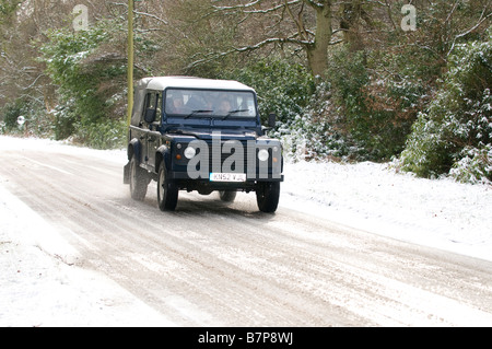 2002 Land Rover Defender fahren auf Schnee, 2009 Stockfoto