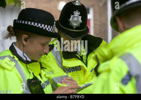 WATFORD ENGLAND spezielle Polizisten sprechen vor dem diensthabenden Watford Stadium Stockfoto