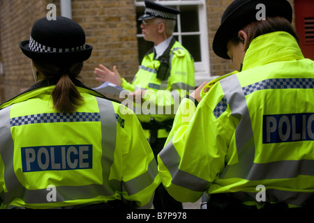 Kommandant Hereford Special Constabulary Kommandant hält ein Briefing für die Specials unter seinem Kommando Stockfoto