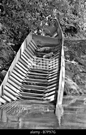 Altes Boot liegen teilweise im Wasser Stockfoto