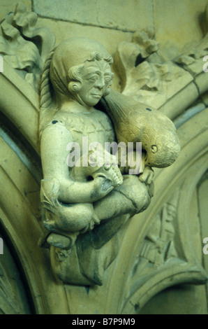 Wasserspeier von Frau mit Vogel und Drachen im Beverley Minster Kirche East Yorkshire England UK Stockfoto