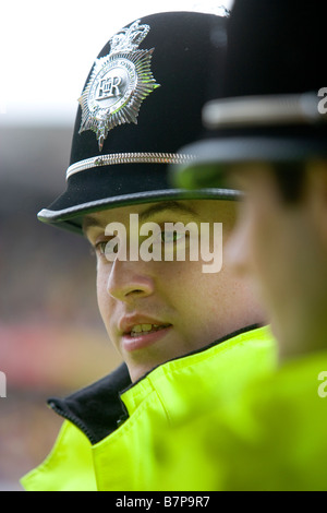 WATFORD ENGLAND A Polizeibeamter Chats mit Kollegen während des Fußballspiels Watford Burnley Watford Stadium Stockfoto