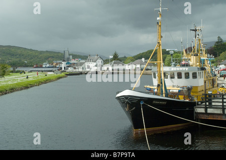 Angeln Boote vertäut bei Corpach auf dem Caledonian Canal Fort William Stockfoto