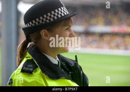 WATFORD ENGLAND eine Frau Polizeibeamter plaudert mit Kollegen während des Fußballspiels Watford Burnley Watford Stadium Stockfoto