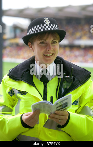 WATFORD ENGLAND eine Frau Polizeibeamter plaudert mit Kollegen während des Fußballspiels Watford Burnley Watford Stadium Stockfoto