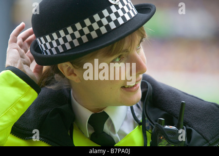 WATFORD ENGLAND eine Frau Polizeibeamter plaudert mit Kollegen während des Fußballspiels Watford Burnley Watford Stadium Stockfoto