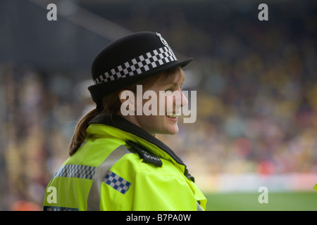 WATFORD ENGLAND eine Frau Polizeibeamter plaudert mit Kollegen während des Fußballspiels Watford Burnley Watford Stadium Stockfoto