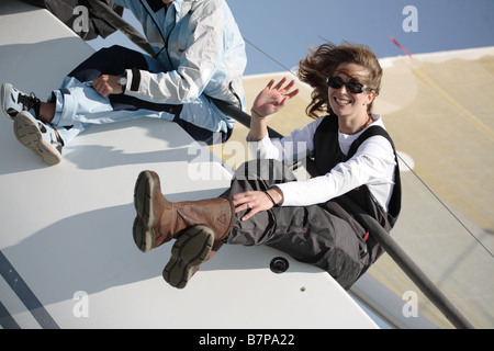 2 Seglerinnen, die Spaß auf einer Yacht Stockfoto