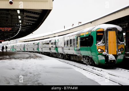Zug am Bahnhof Clapham Junction UK gestrandet Stockfoto