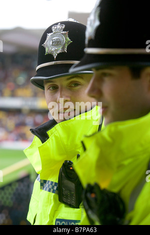 WATFORD ENGLAND A Polizeibeamter Chats mit Kollegen während des Fußballspiels Watford Burnley Watford Stadium Stockfoto