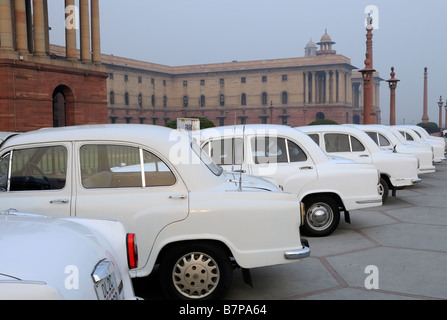 Weißen Dienstfahrzeuge parkten außerhalb des Blocks nördlich der Sekretariat Gebäude. Delhi Stockfoto