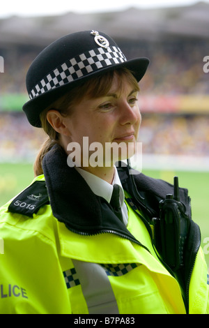 WATFORD ENGLAND eine Frau Polizeibeamter plaudert mit Kollegen während des Fußballspiels Watford Burnley Watford Stadium Stockfoto