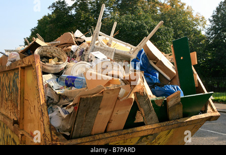 GV eine gelbe Skip voller Müll. Stockfoto