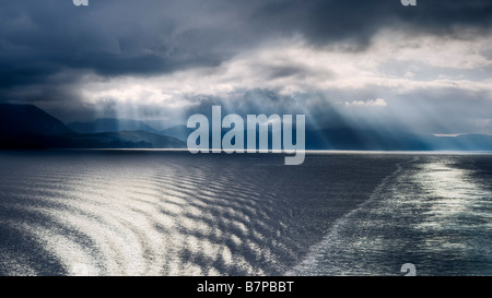 Reflexionen der Morgen Licht auf den Spuren des Alaska Marine Highway Boot, auf der Innenseite Durchgang Stockfoto