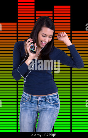 Mädchen tanzen mit Kopfhörer, MP3-Musik mit Iphone mit Grafik-Equalizer-Hintergrund Stockfoto