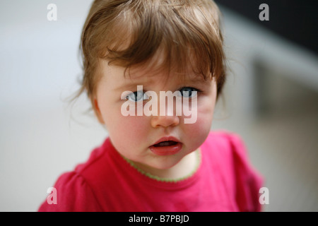 Eine traurig aussehende elf Monate altes Baby Mädchen Stockfoto