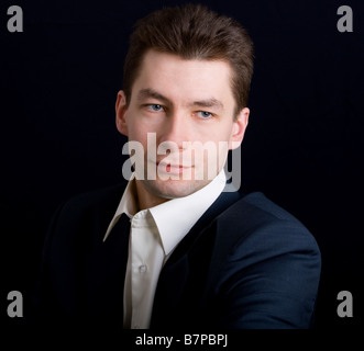 Nachdenklicher Mann Porträt auf schwarzem Hintergrund. Close-up Stockfoto