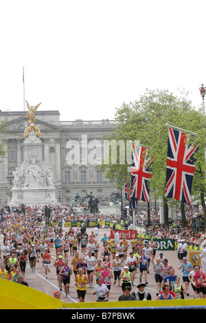 Blickte der Mall in Richtung Buckingham Palace von der Ziellinie des London Marathons Stockfoto