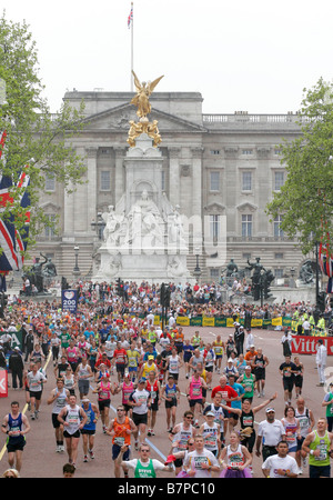 Blickte der Mall in Richtung Buckingham Palace von der Ziellinie des London Marathons Stockfoto