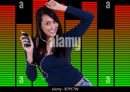 Mädchen tanzen mit Kopfhörer, MP3-Musik mit Iphone mit Grafik-Equalizer-Hintergrund Stockfoto