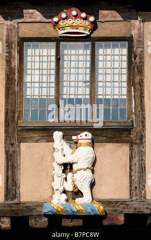 Der Bär und zerlumpten Personal Emblem außerhalb des Lord Leycester Krankenhauses in Warwick. Das Gebäude ist ein Zuhause für ex-Soldaten. Stockfoto