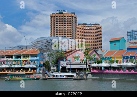 Clarke Clark Quay Singapore River Boot vorhanden fünf Blöcke von restaurierten Lagerhallen beherbergen verschiedene Restaurants und Nachtclubs Stockfoto