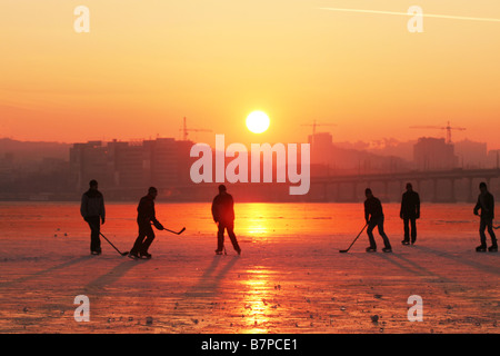 Eishockey im Sonnenuntergang Stockfoto