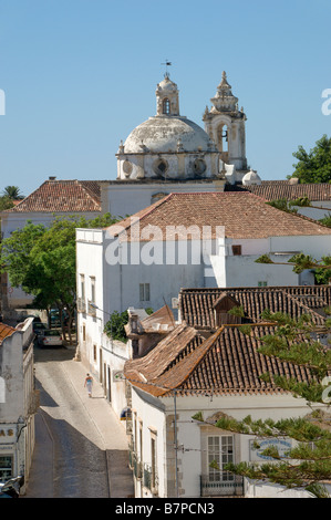 Portugal Algarve Tavira, Kirche und Straße in der Altstadt Stockfoto