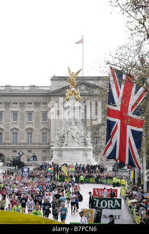 Blickte der Mall in Richtung Buckingham Palace von der Ziellinie des London Marathons Stockfoto