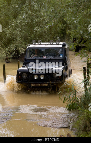 Landrover Defender Furt Fluss Stockfoto
