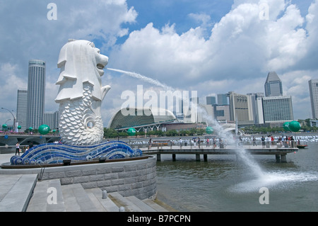 Merlionpark Marina Bucht halb Meer Löwe Statue Wasser Brunnen Hintergrund Marina Boot Stockfoto