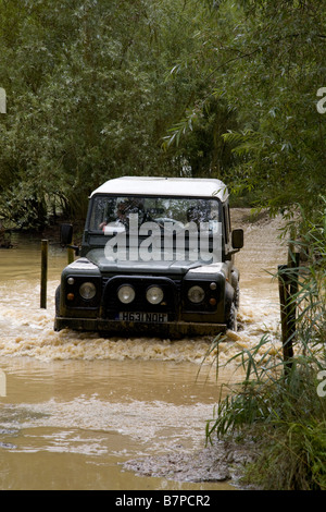 Landrover Defender Furt Fluss Stockfoto