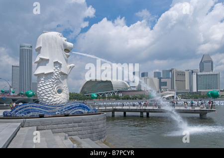 Merlionpark Marina Bucht halb Meer Löwe Statue Wasser Brunnen Hintergrund Marina Boot Stockfoto