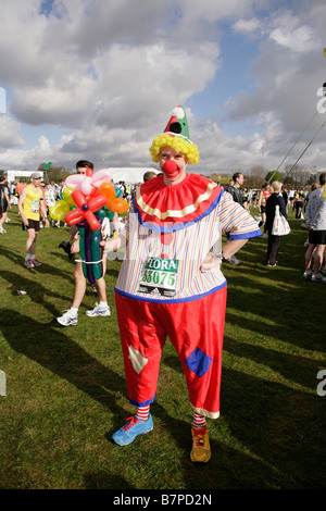 Bunte Clown zu Beginn des London Marathons Stockfoto